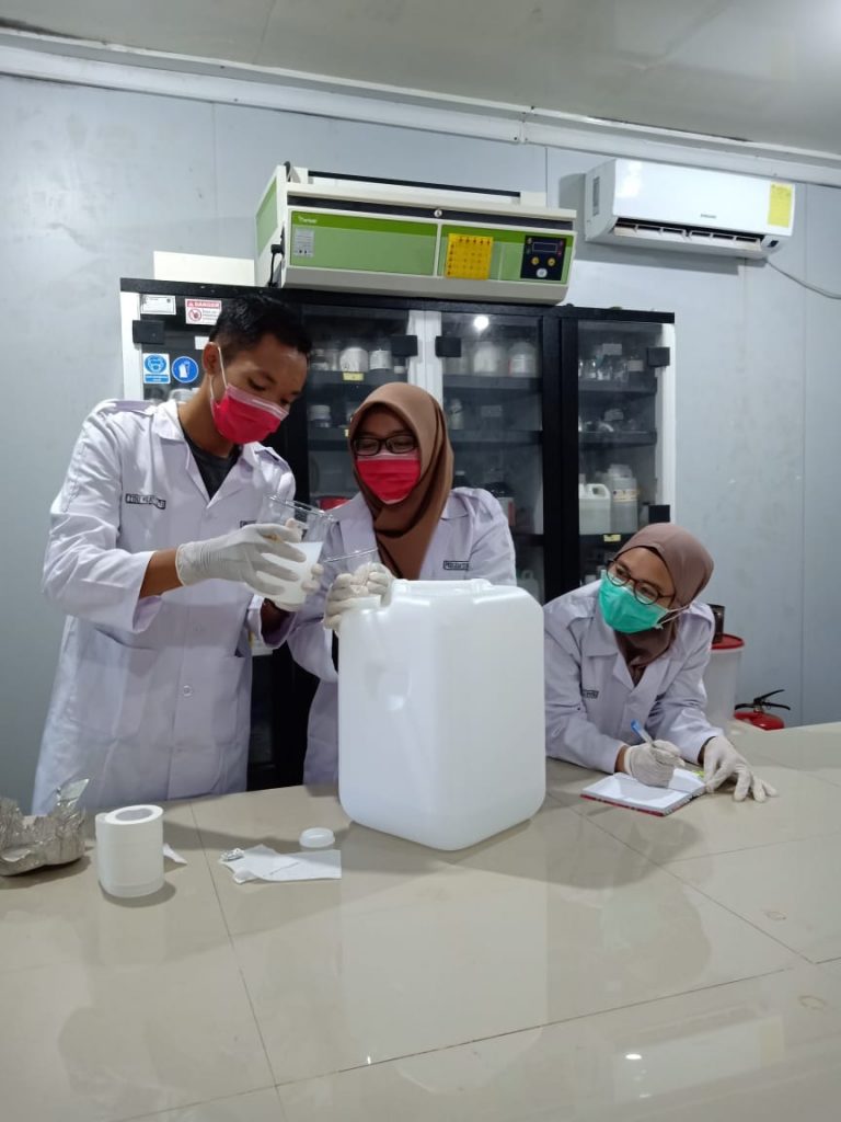 Cegah COVID-19, Mahasiswa Pendidikan Biologi UMRAH Ciptakan Hand Sanitizer